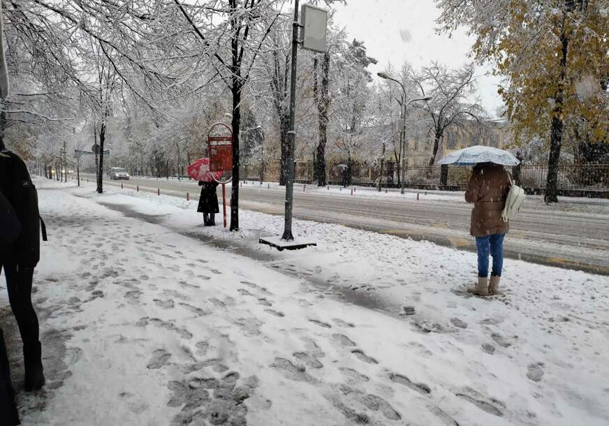 Ljudi čekaju autobus 