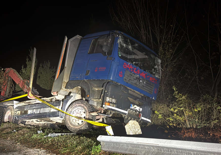 (FOTO) Šoferšajbna slupana, mjesto označeno žutom trakom: Oštećeni teretnjak ostavljen uz cestu, evo KAKO REAGUJU VOZAČI KAD GA UGLEDAJU