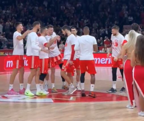 (VIDEO) Lijep gest crveno-bijelih: Igrači Zvezde na teren istrčali u majicama sa jasnom porukom