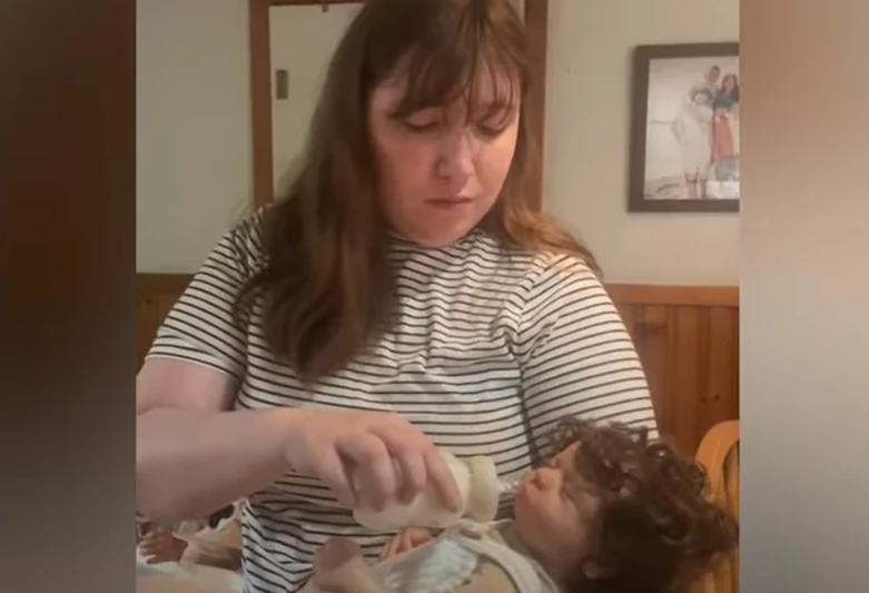 (VIDEO, FOTO) Ispovijest Keli Vajt (28) ZAPREPASTILA je svijet "Dojim mlađe LUTKE, sviram USPAVANKE prije spavanja"