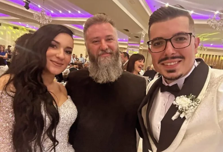(FOTO) "Braćo i sestre, najveća svetinja je BRAK" Otac Predrag Popović održao GOVOR na svadbi, poslije kojeg su svi ostali BEZ RIJEČI