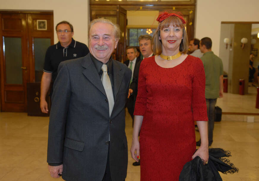 (FOTO) Ljubav puna STRASTI, snage i bunta: Ljubav Milorada Pavića i Jasmine Mihajlović prešla je mnoge PREPREKE, a književnika je dotukla jedna TRAGEDIJA