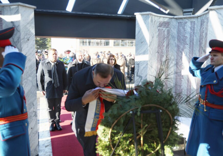 (VIDEO, FOTO) Zvaničnici Srpske i Srbije odali počast nastradalima: Položeni vijenci za 782 poginula pripadnika MUP