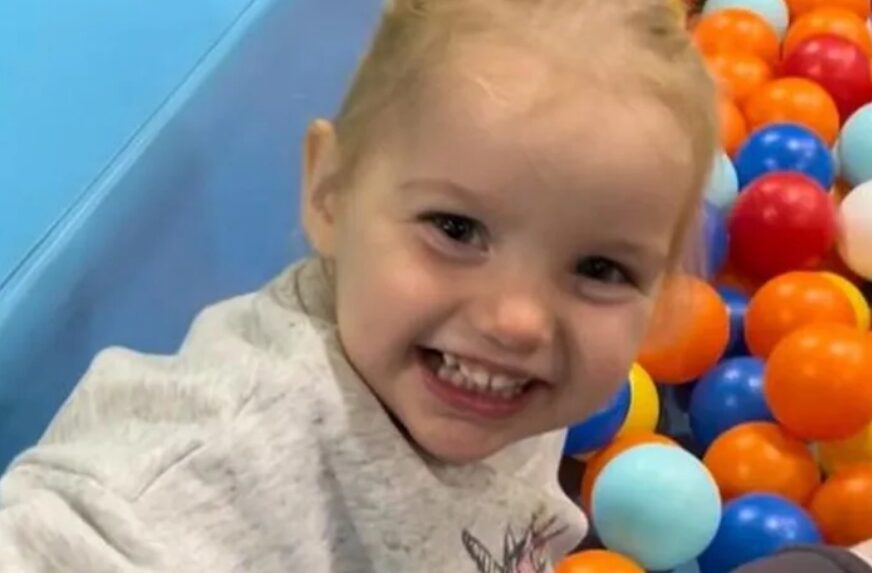 DJEVOJČICA (2) ISPREBIJANA DO SMRTI Majka bez reakcije posmatrala kako očuh KRVNIČKI ZLOSTAVLJA njenu kćerku, tijelo djeteta nosili sa sobom