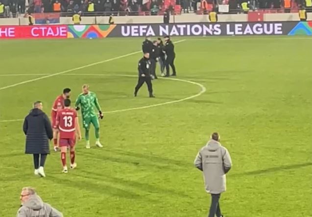 (VIDEO) SKANDAL NAKON MEČA Navijač Srbije uletio na teren, obezbjeđenje odmah reagovalo