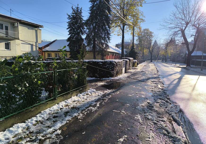 (FOTO) Opasnost u centru Banjaluke: Otkačio se elektro kabl kod Muzičke škole, prijetnja prolaznicima u ulici Ive Andrića