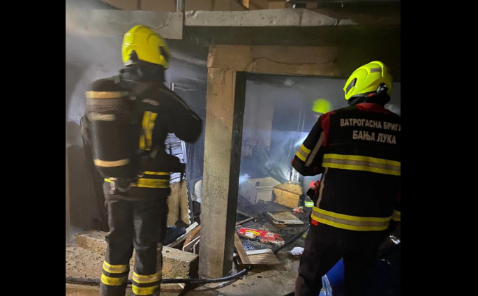(FOTO) Zapalio se automobil u garaži: Banjalučki vatrogasci imali PUNE RUKE posla, pričinjena materijalna šteta