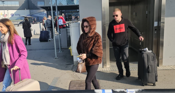 Pjevačica na aerodromu