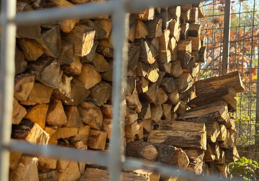 Mnogi i u maju MISLE NA ZIMU: Drva su još uvijek po staroj cijeni, ali budite spremni da već sada REZANJE I CIJEPANJE PLATITE SKUPLJE