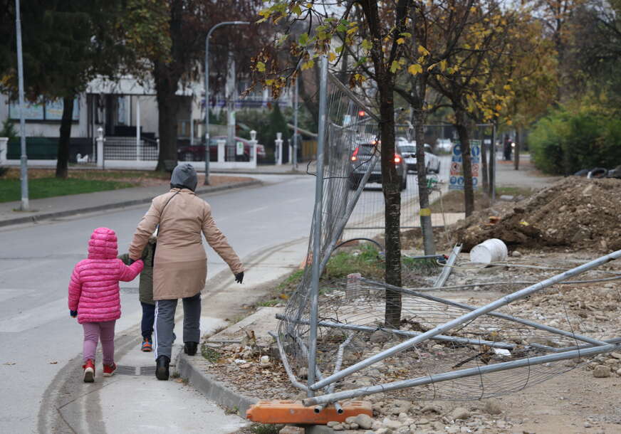 (FOTO) "Kran je bio na 2, 3 metra od nas i ODMAH UZ PJEŠAČKI" I ovako izgledaju neka gradilišta u Banjaluci