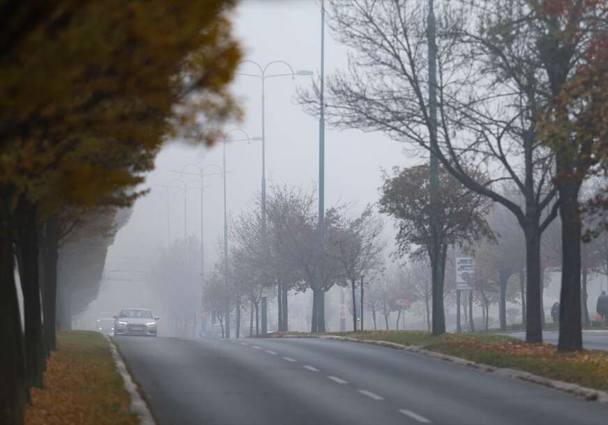 Gusta magla smanjuje vidljivost: Vozači se upozoravaju na poledicu i odrone na pojedinim dionicama