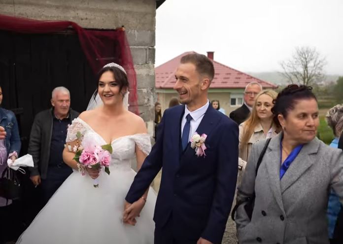 Mlada ispalila rafal iz pištolja 