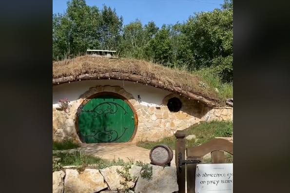 (VIDEO) I Hercegovina ima svoju kuću za hobite: Ljudi oduševljeni simpatičnom građevinom, posebno fanovi "Gospodara prstenova"