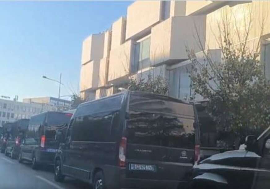 PROTESTI U NOVOM SADU Opozicija navodi da se spremaju navijačke grupe sa palicama, policija sa štitovima ispred Skupštine grada