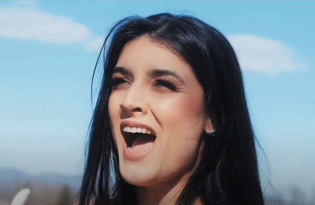 (VIDEO) I mladenci je koriste za prvi ples: Rada se vratila na velika vrata u muzički svijet, njena NOVA PJESMA zaludila Tiktok