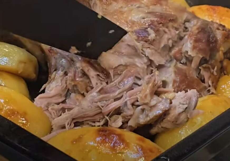 Sočno meso i fantastičan prilog: Recept za svinjski vrat sa NAJHRSKAVIJOM koricom