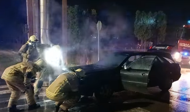 Gorio automobil u Prijedoru
