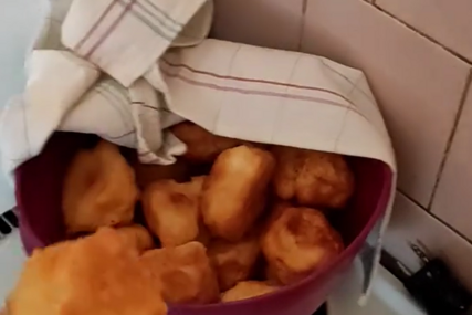 (VIDEO) MIRIS DJETINJSTVA Banjalučanina na selu kod bake dočekao tradicionalni specijalitet ispod krpe, momak podijelio i RECEPT