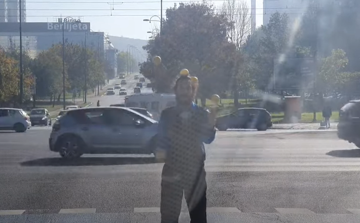 (VIDEO) Jedna loptica GORE, druga DOLE: Žongler ZABAVLJA vozače u Sarajevu dok čekaju na semaforu