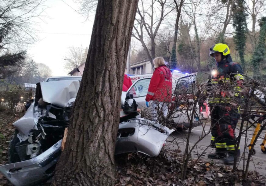 (FOTO) Autom se ZAKUCAO U DRVO: Težak udes u Banjaluci, intervenisali i vatrogasci