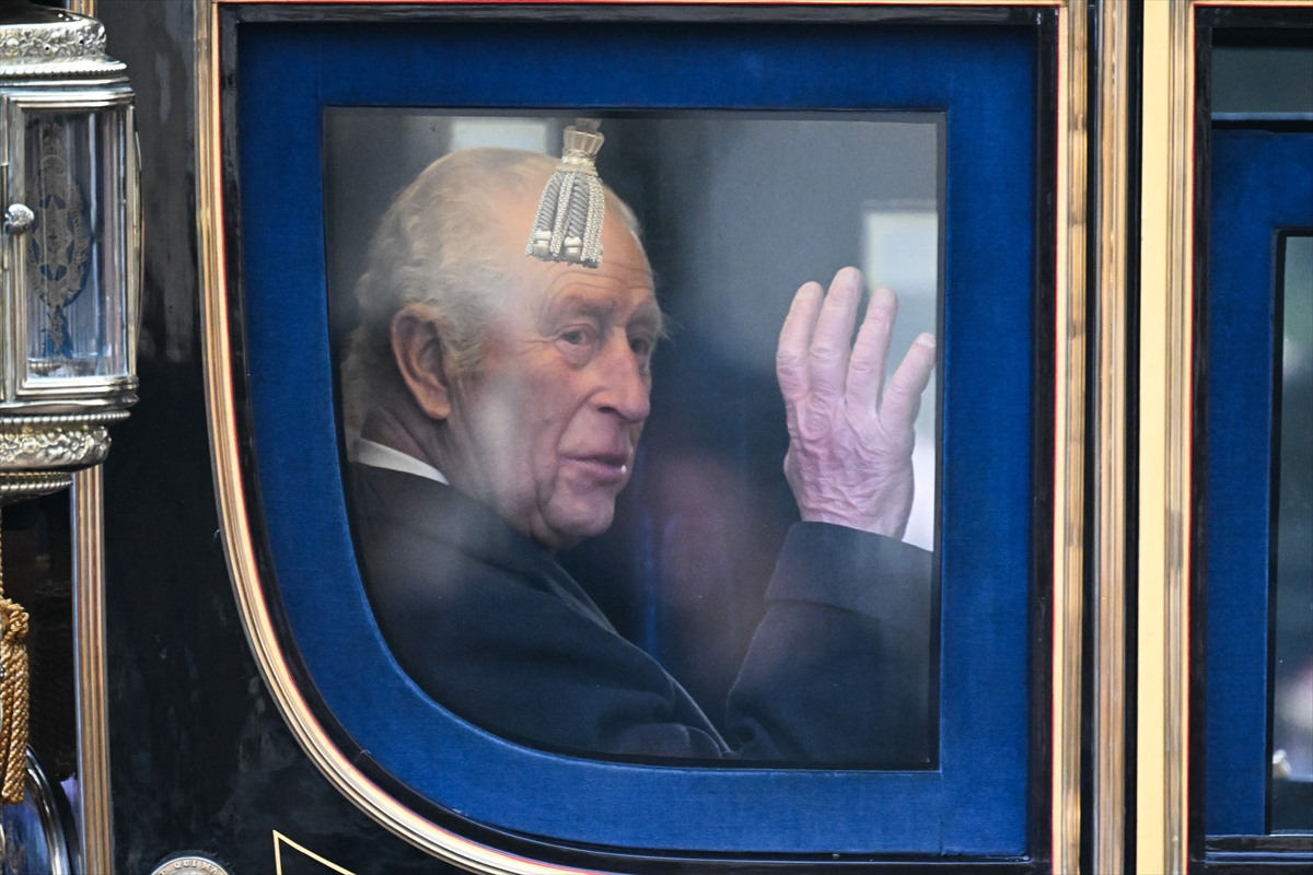 Kralj Čarls izviždan zbog princa Endrua i Epstajna