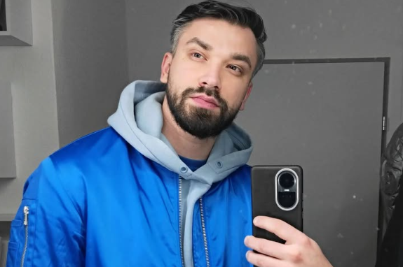 (FOTO) BiH po prvi put ima kandidata za NAJLJEPŠEG MUŠKARCA NA SVIJETU: Isklesano tijelo i LIJEPO LICE krase Anela koji je zaposlen na univerzitetu u Ženevi