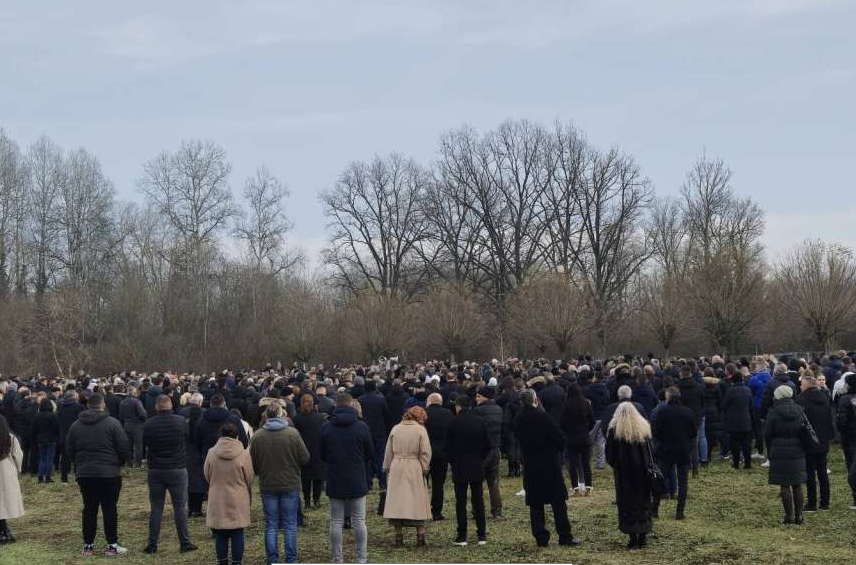 Tragedija koja je Brčko ZAVILA U CRNO: Sahranjeni sestra i 2 brata koji su poginuli u teškoj saobraćajnoj nesreći