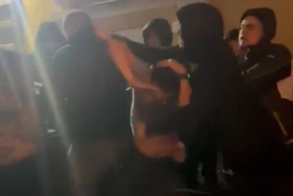 (VIDEO) Đilas i Aleksić završili u Urgentnom centru: Napala ih grupa ljudi koja je lijepila plakate protiv njih