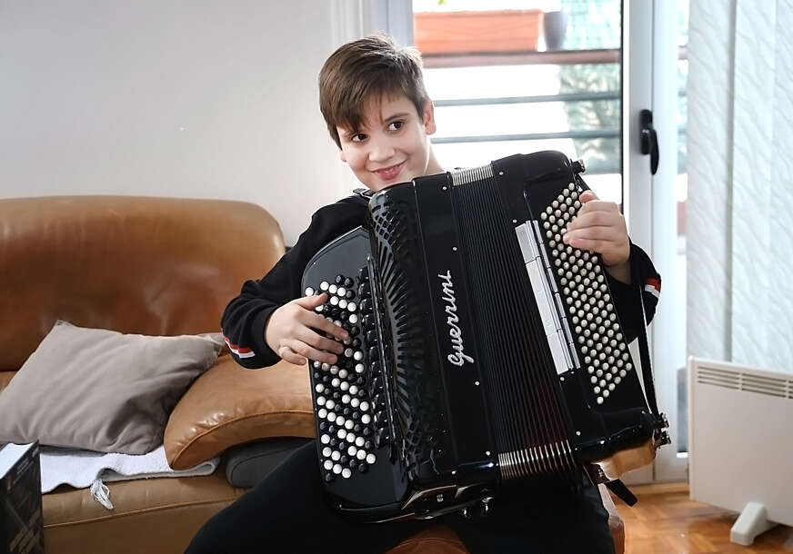 Dušan Šakota mladi harmonikaš