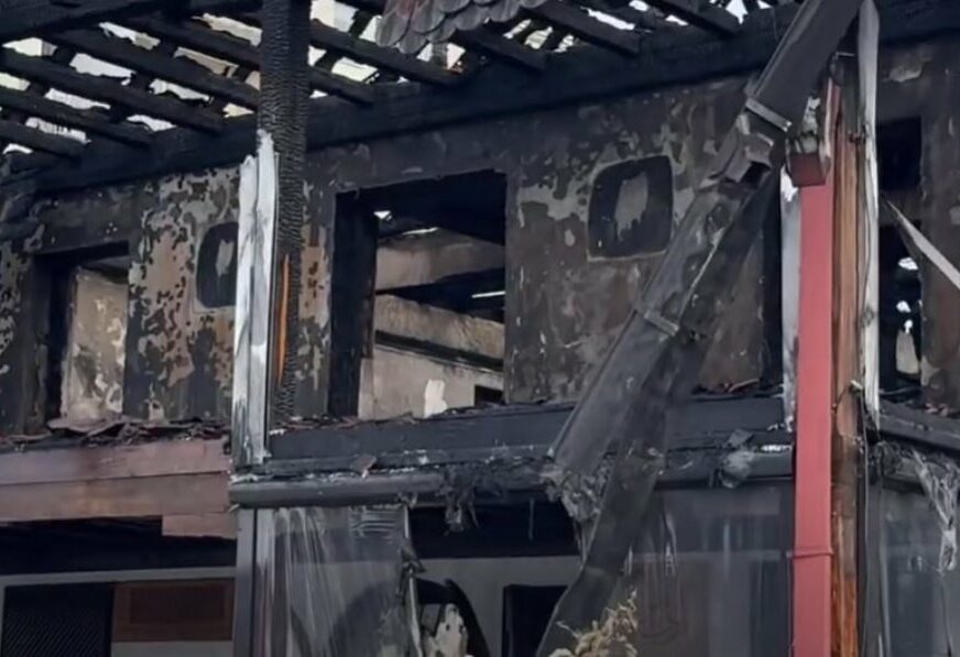 (VIDEO, FOTO) „Ostala samo konstrukcija“ Ovako izgleda džamija u Brčkom nakon požara, ništa se nije moglo spasiti