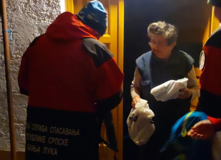 (FOTO) DANIMA SU NA TERENU Pripadnici GSS Banjaluka dostavljaju lijekove i hranu sugrađanima na nepristupačnim lokacijama