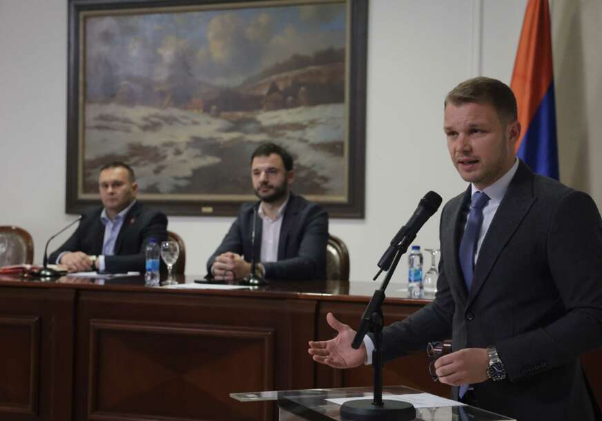 (VIDEO, FOTO) Polemika oko izmjene zakona o budžetskom sistemu: Stanivuković pitao ZAŠTO SE UZIMA SAMO OD BANJALUKE I BIJELJINE, Ćosić nudi rješenje