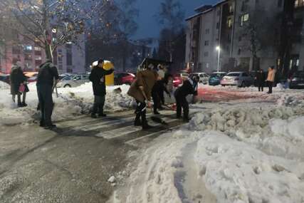 (VIDEO, FOTO) "Ovo je borba sa vremenom, večeras će zalediti sve" Stanari u banjalučkom naselju Starčevica ponovo zasukali rukave i čiste GLAVNI PARKING