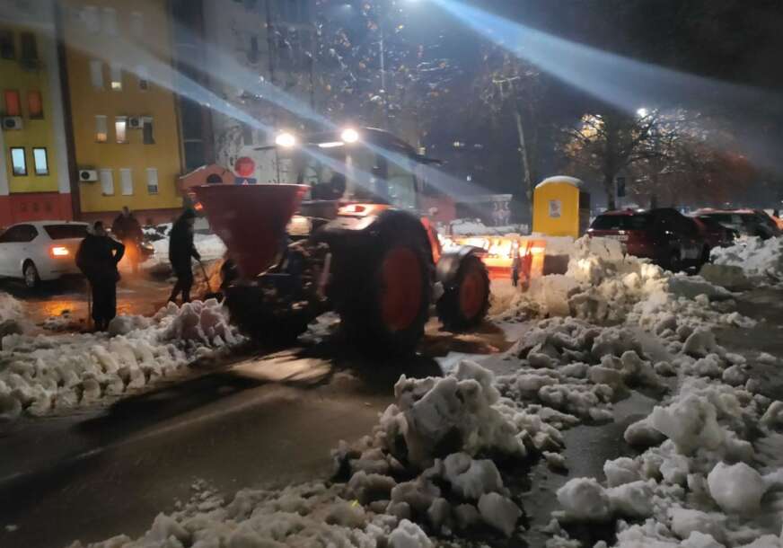 (FOTO, VIDEO) "Ovaj čovjek je heroj" Banjalučki fantom s traktorom pomogao građanima