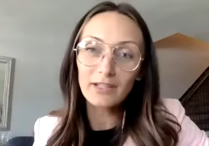(FOTO) Preživjela ratne nedaće u BiH, u Čikagu NAŠLA UTOČIŠTE i postigla veliki uspjeh: Jelena iz Kupresa je mentor koji MIJENJA ŽIVOTE STUDENATA u Americi