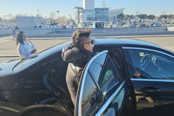(VIDEO) KOFER DIGLA JEDNOM RUKOM Po Mariju Šerifović na aerodrom došla djevojka zategnuta kao praćka