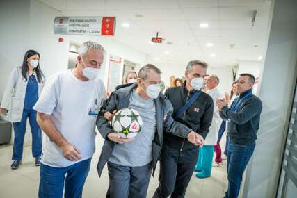 (FOTO) Legendarni fudbaler Zvezde izašao iz bolnice: Šestić sa loptom u ruci ispraćen kroz špalir ljekara