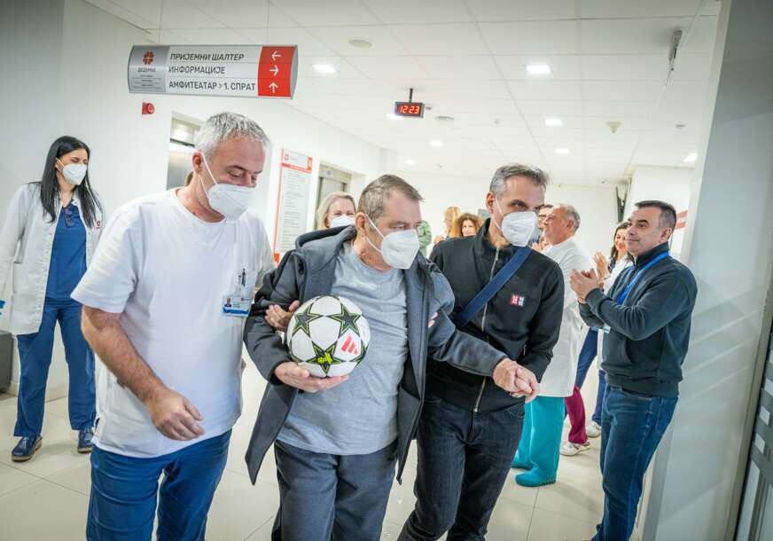(FOTO) Legendarni fudbaler Zvezde izašao iz bolnice: Šestić sa loptom u ruci ispraćen kroz špalir ljekara