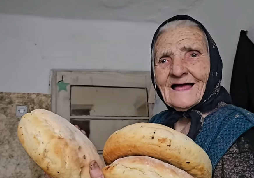 (VIDEO) BAKA MIRJANA (99) ODUŠEVILA LJUDE Pred goste iznijela domaći hljeb koji je sama umijesila, njen gest izmamio suze