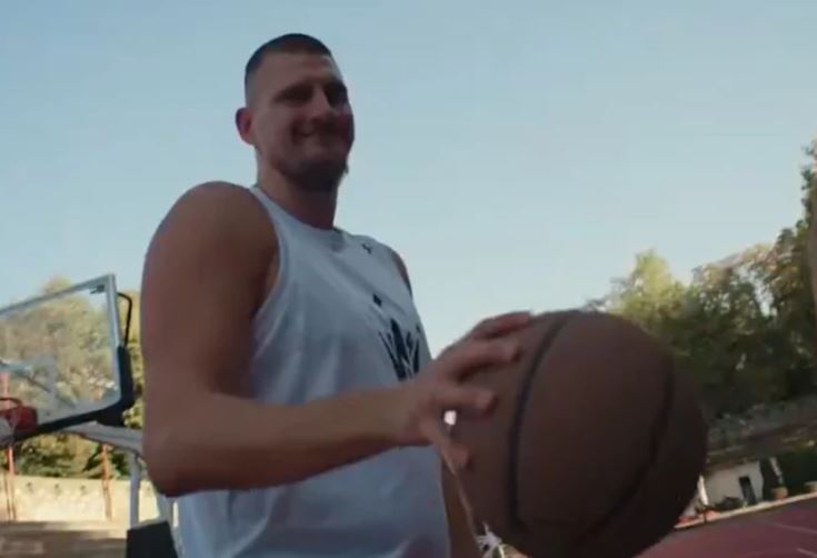 (VIDEO) Jokić promovisao nove patike "Možda ste kao ja, autsajder iz malog grada"