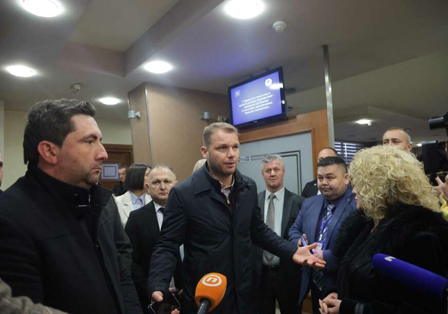 (VIDEO, FOTO) "Iz svake borbe izlazimo SLOŽNIJI" Stanivuković i Petrović u Narodnoj skupštini RS kako bi pratili USVAJANJE zakona