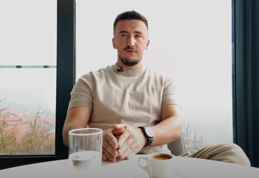 (VIDEO) Resul Halilović vratio se iz Njemačke u BiH "Živio sam 6 godina tamo i nisam uspio sebi da priuštim auto, a ovdje sam za POLA GODINE"