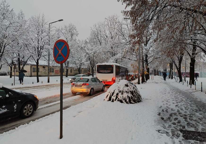 (VIDEO) "Zna se već 5 dana da će biti mećava i OPET NIKO NIŠTA" Putevi do Banjaluke ZATRPANI SNIJEGOM, ni u gradu nije bolje stanje