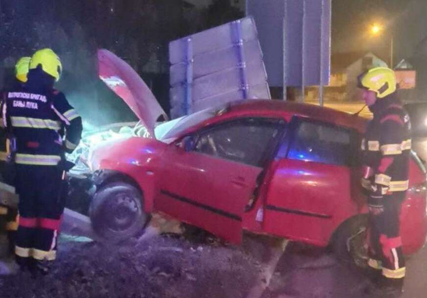 Vatrogasci gase požar na vozilu