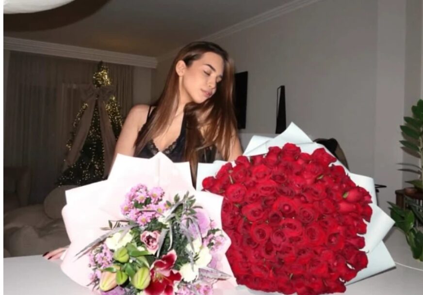 HANA IKODINOVIĆ IMA TAJNOG OBOŽAVAOCA Kćerki Nataše Bekvalac na adresu stigla 2 velika buketa cvijeća, sliku podijelila sa pratiocima