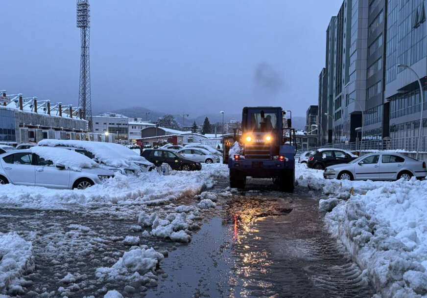 Snijeg ne prestaje da pada: Mašinski tim RADIĆE U BANJALUCI I TOKOM NOĆI