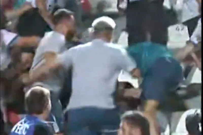 (VIDEO) POTPUNA LUDNICA U ARGENTINI Fudbaleri domaće ekipe uletili na tribinu i sukobili se sa navijačima