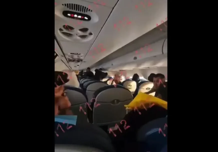 (VIDEO) Muškarac snima poruku supruzi, maske padaju, LJUDI SE MOLE: Pojavio se snimak iz aviona prije pada kod Kazahstana