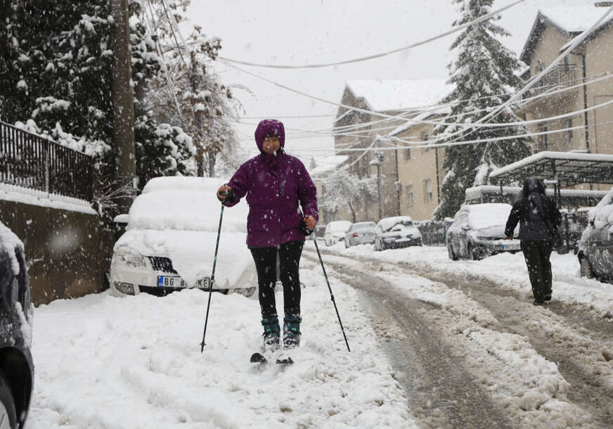 (FOTO) "Čovječe, ja živim za ovo, oduševljena sam" Kolaps u saobraćaju zbog velikih snježnih padavina nekome je donio RADOST