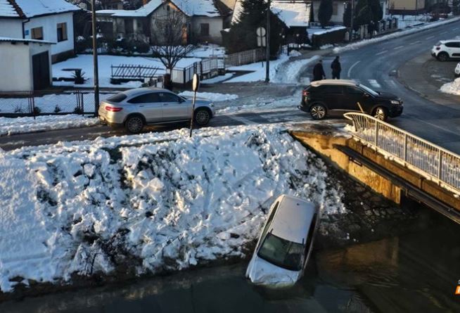 auto sletio u dašnicu